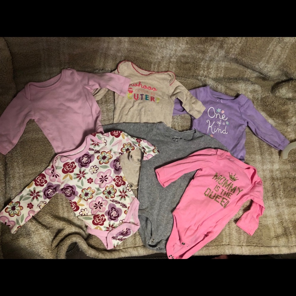 Lot of long sleeve onesies.
